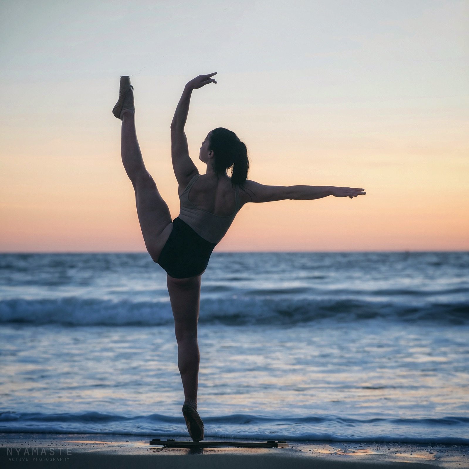 Danseuse au coucher du soleil face à l’océan