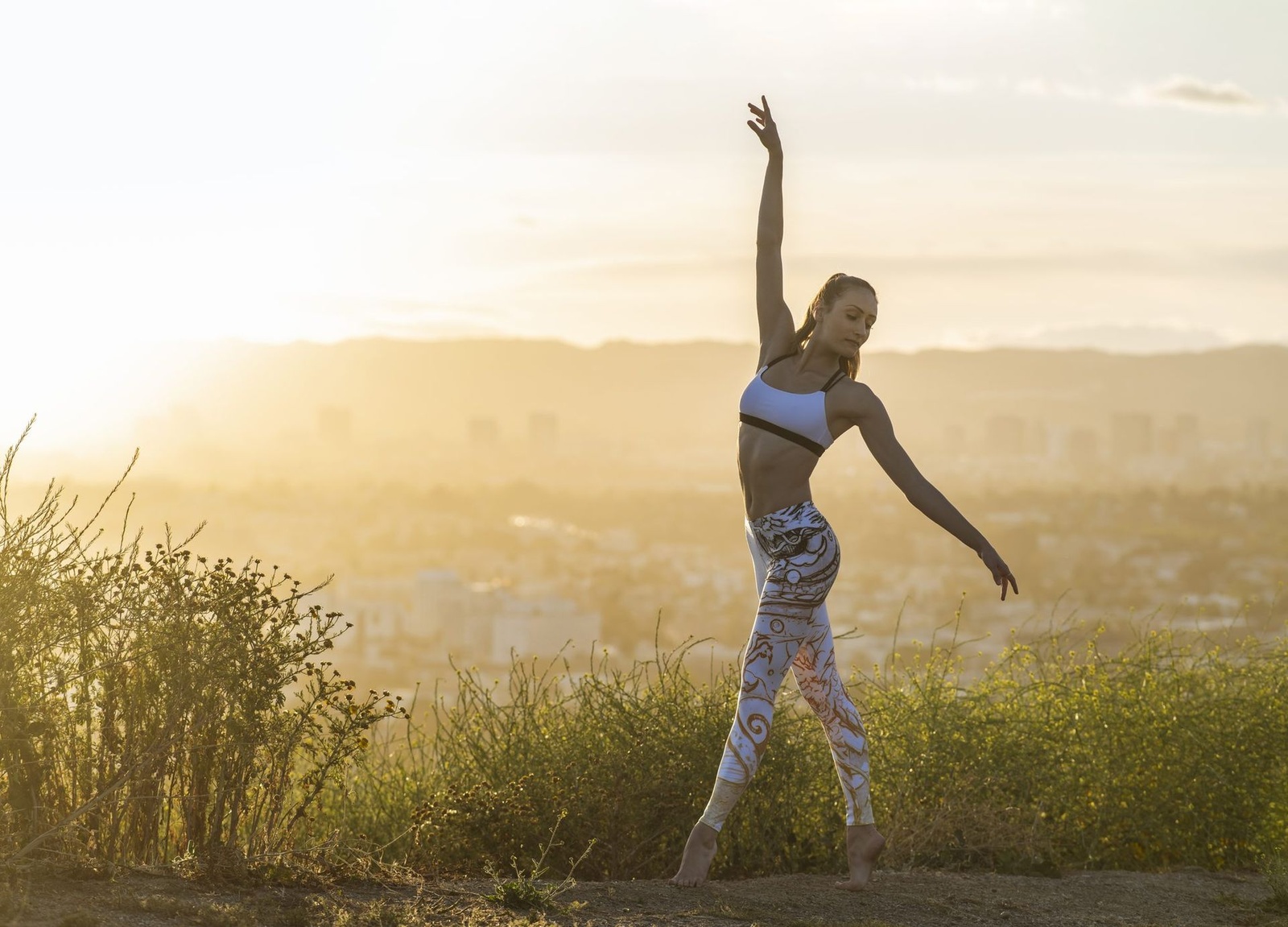 Danseuse dans la lumière dorée
