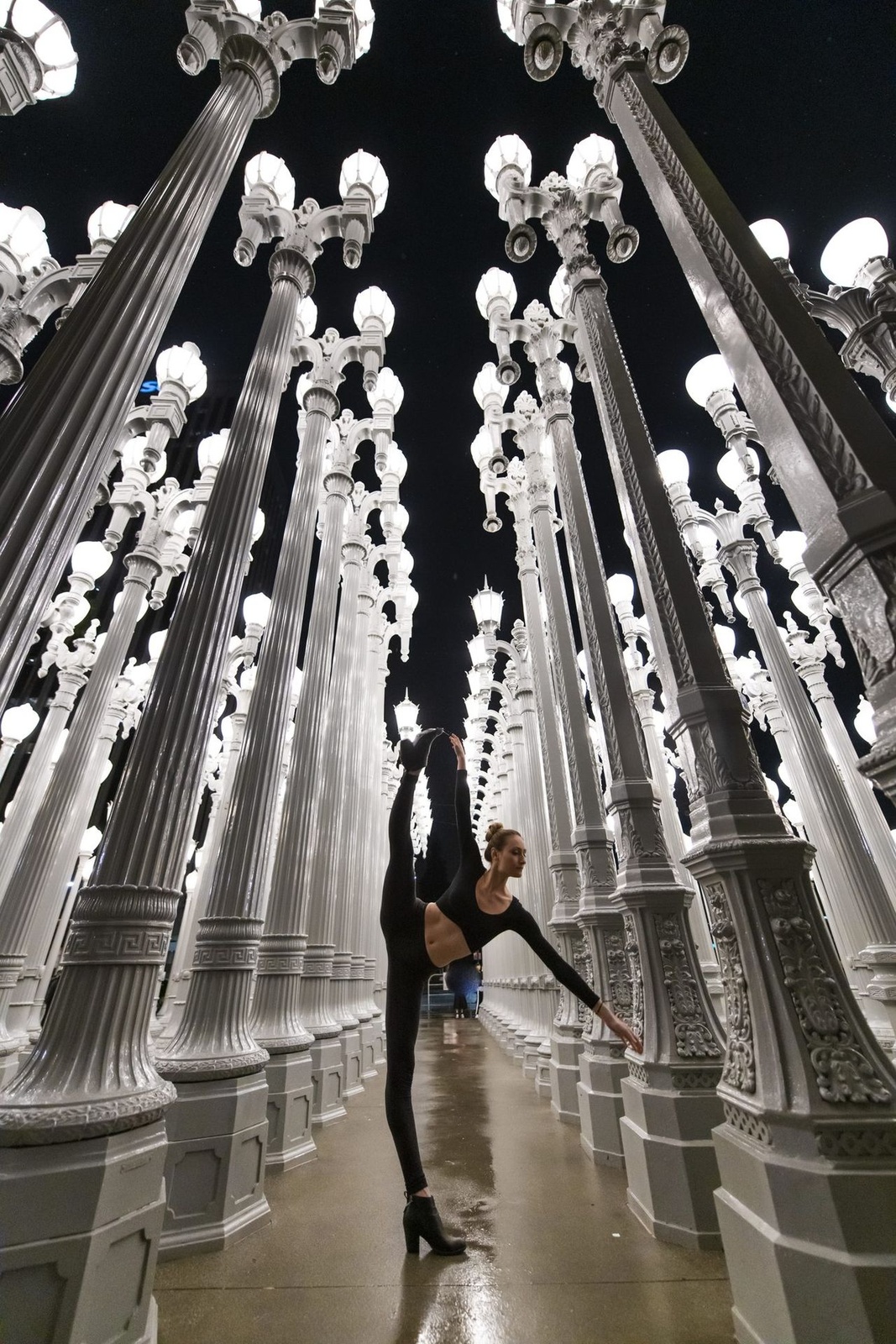 Danseuse parmi les lampadaires