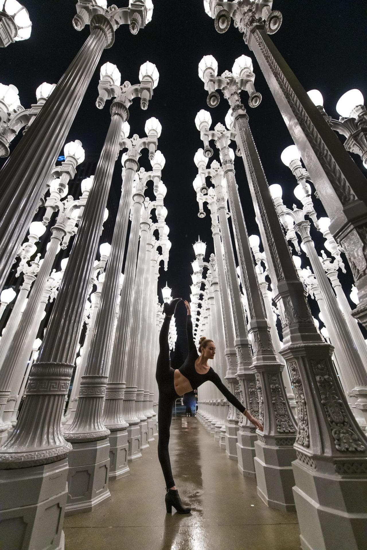 Danseuse parmi les lampadaires