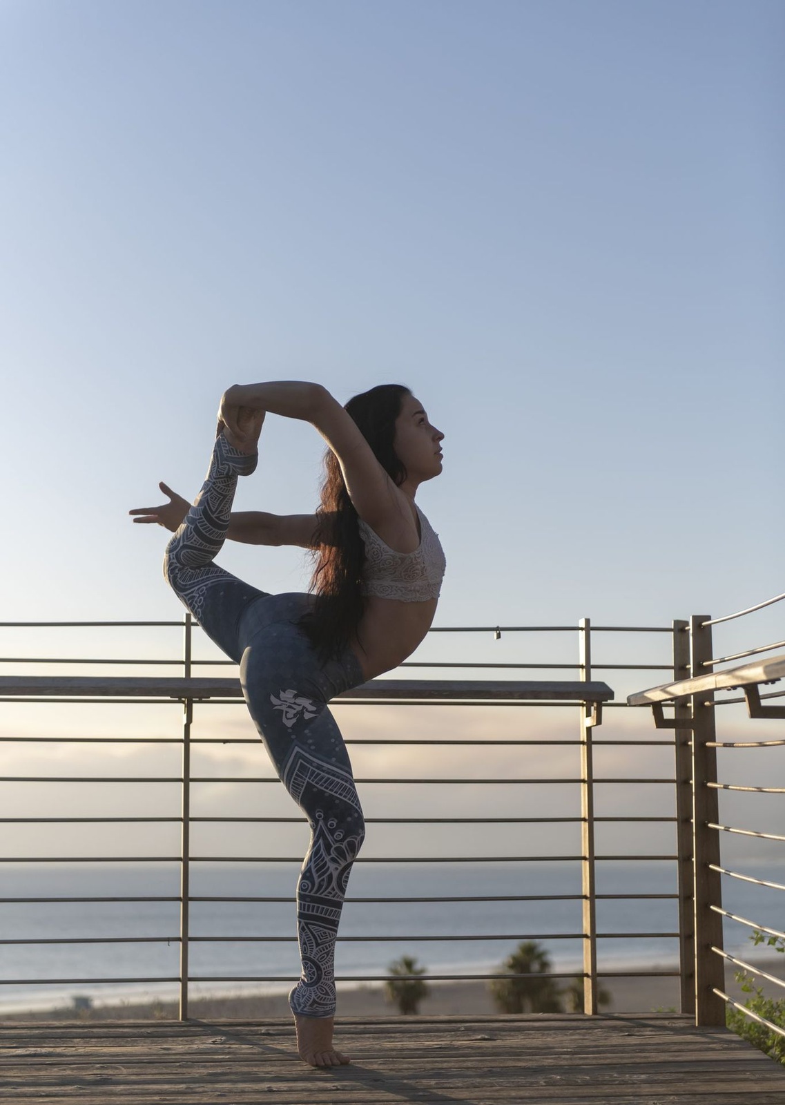 Posture du danseur contre une balustrade