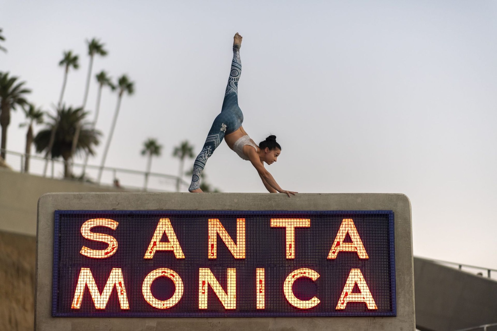 Posture au-dessus de l’enseigne Santa Monica