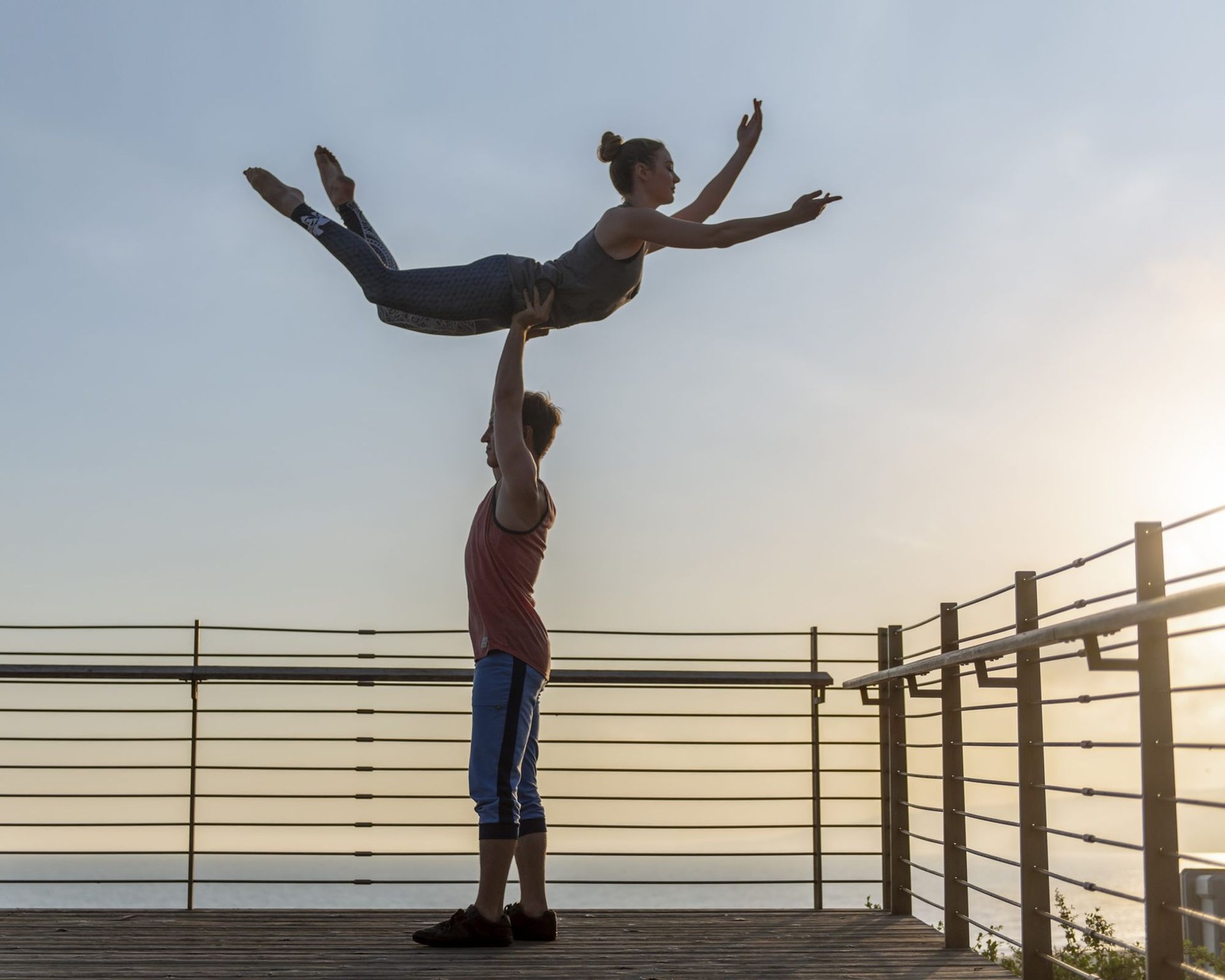 Portée acrobatique au-dessus de la promenade