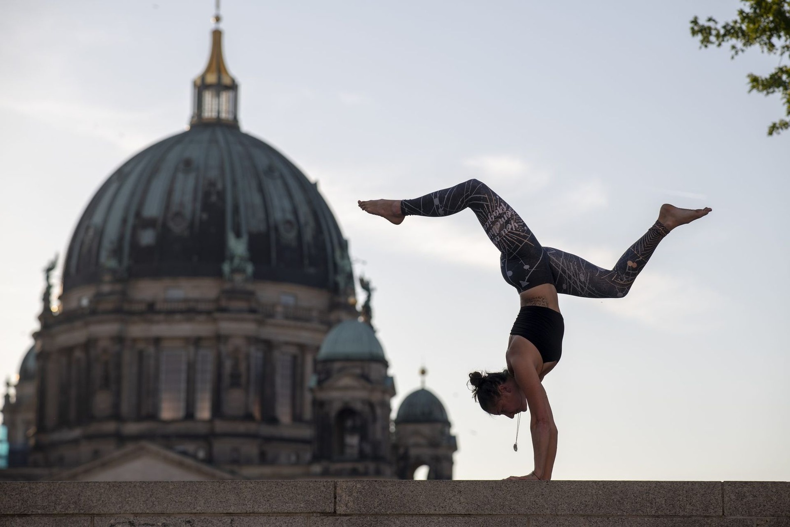 Équilibre sur les mains devant la cathédrale de Berlin