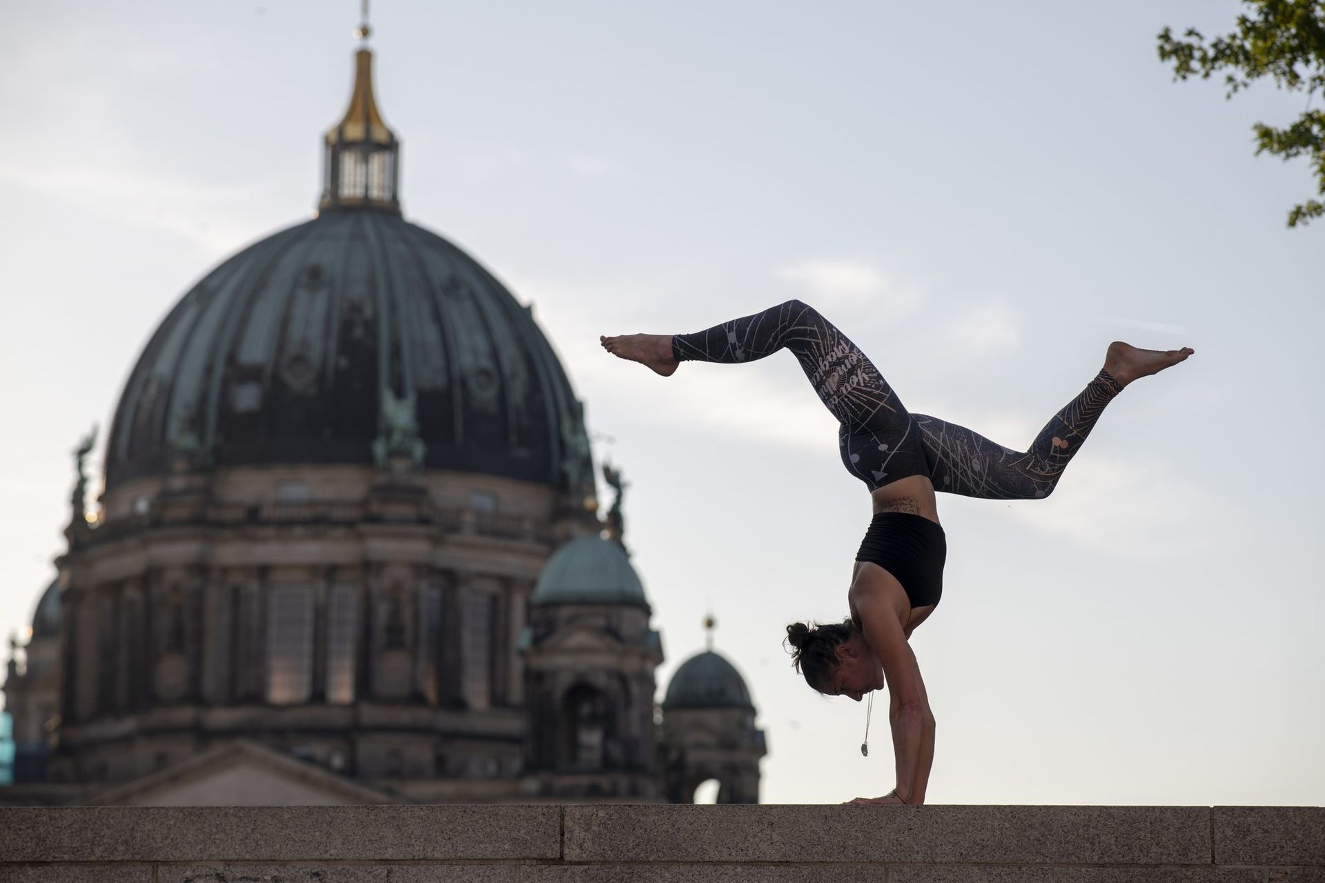 Équilibre sur les mains devant la cathédrale de Berlin