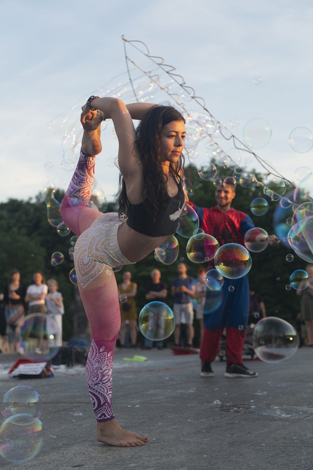 Posture du danseur au milieu des bulles de savon