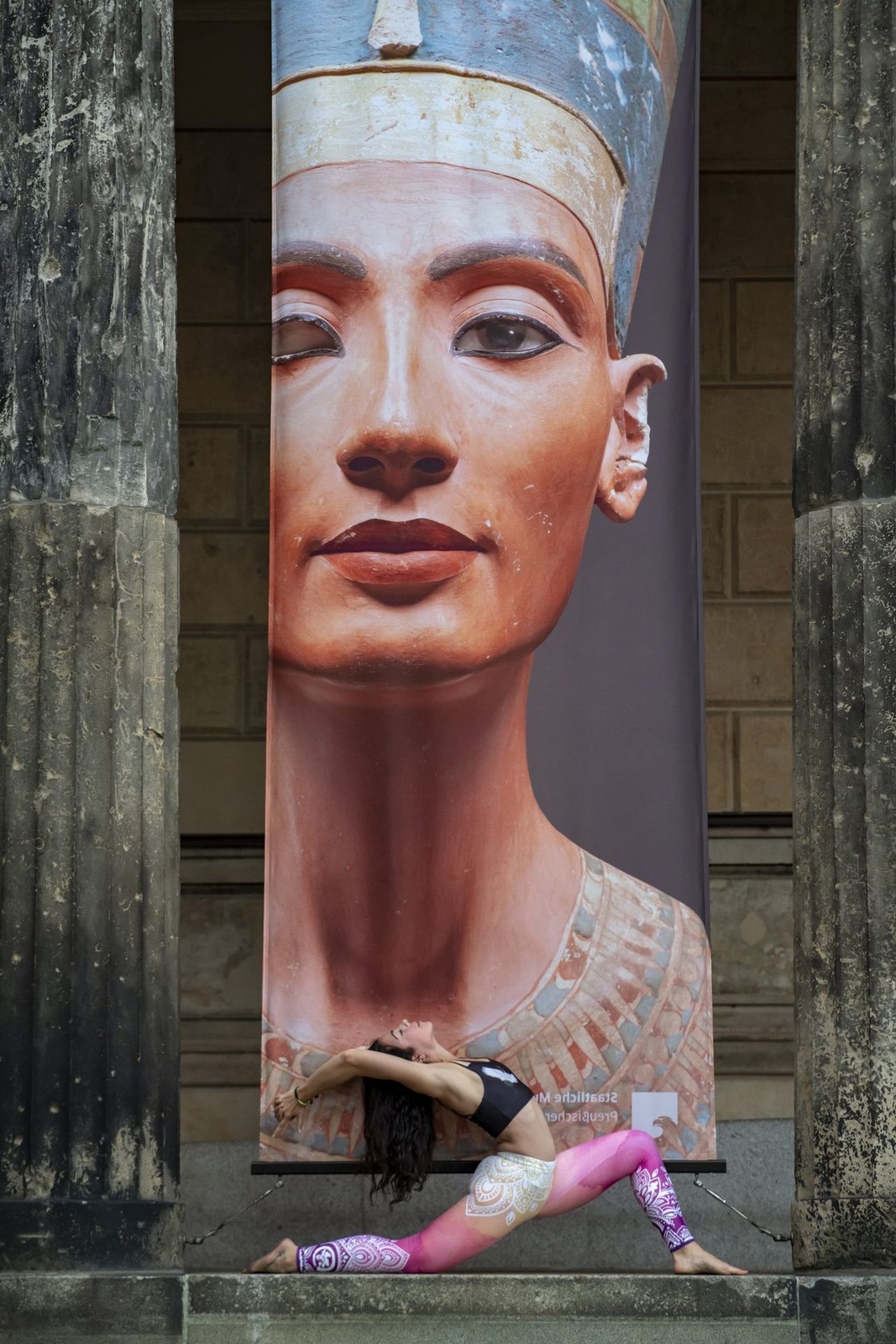 Posture au pied d’une bannière de musée