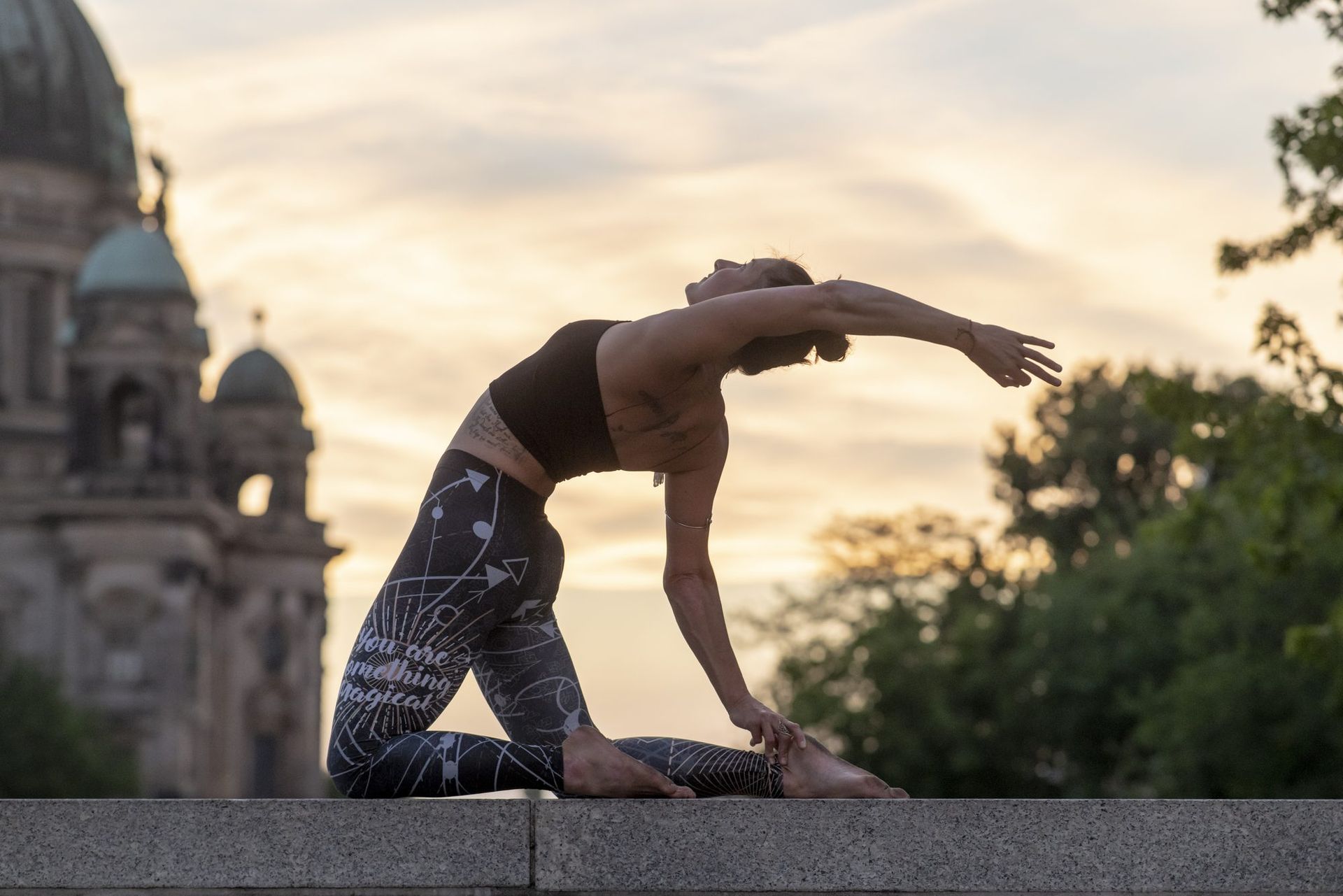 Posture au coucher du soleil à Berlin
