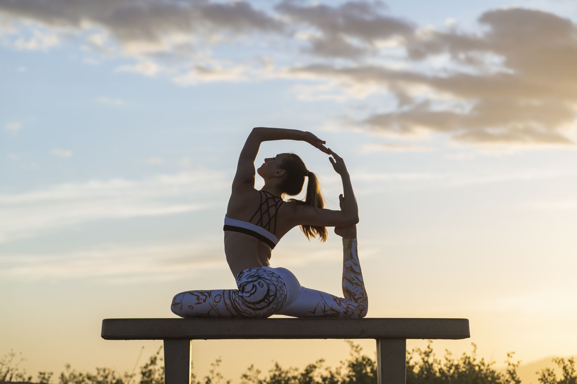 Posture de yoga au coucher du soleil