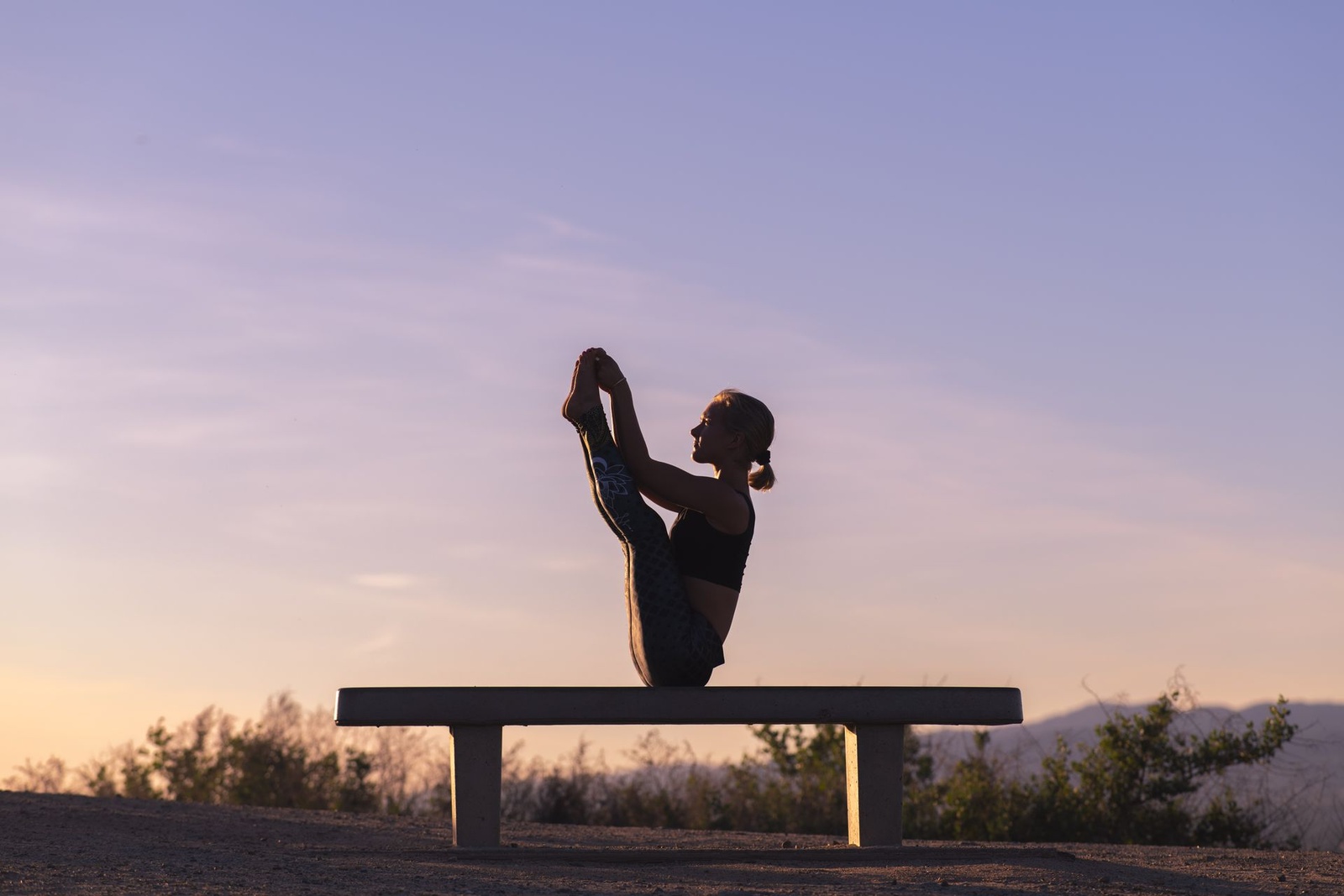 Silhouette sur un banc au crépuscule