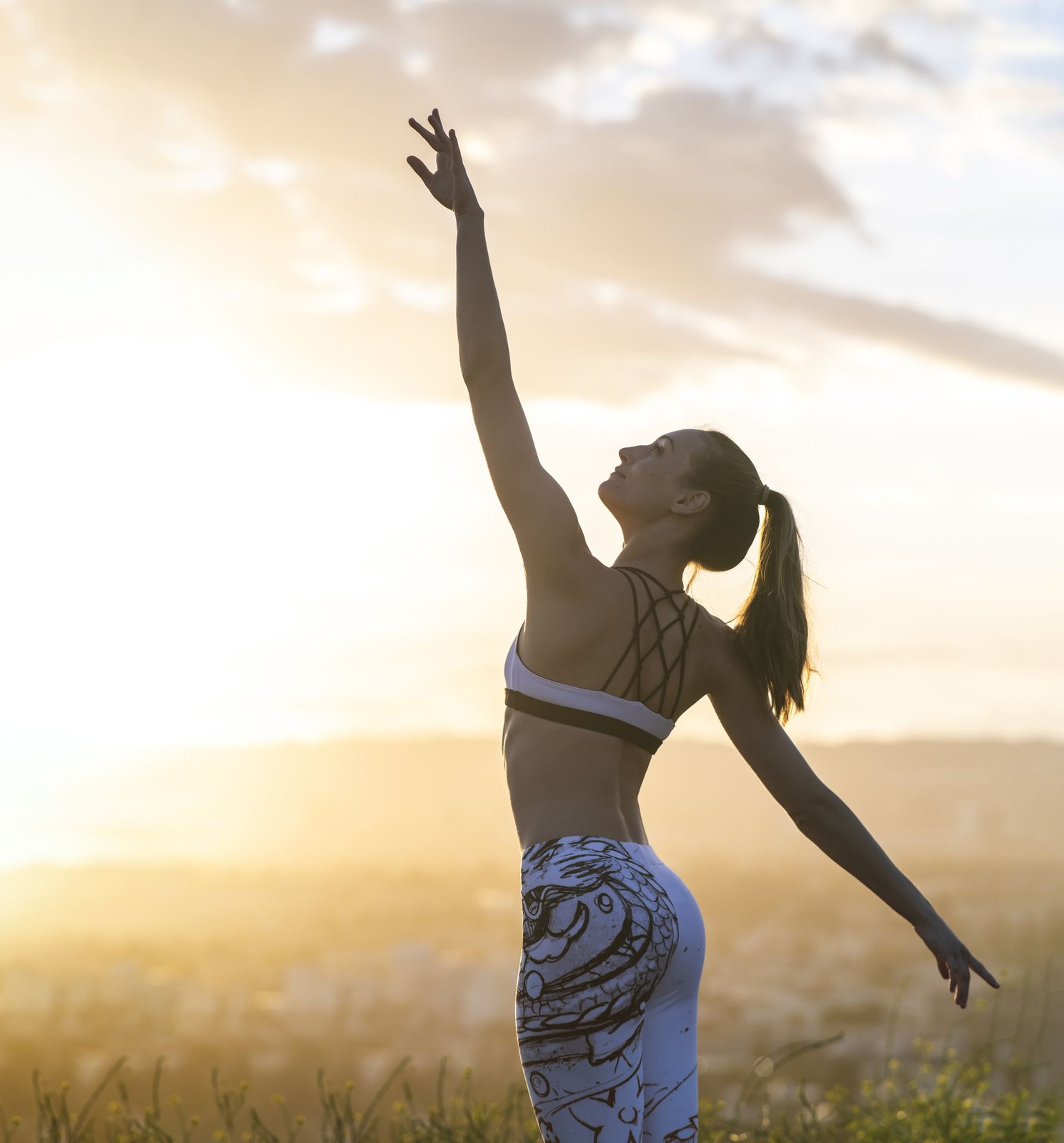 Bras tendu vers le ciel en contre-jour