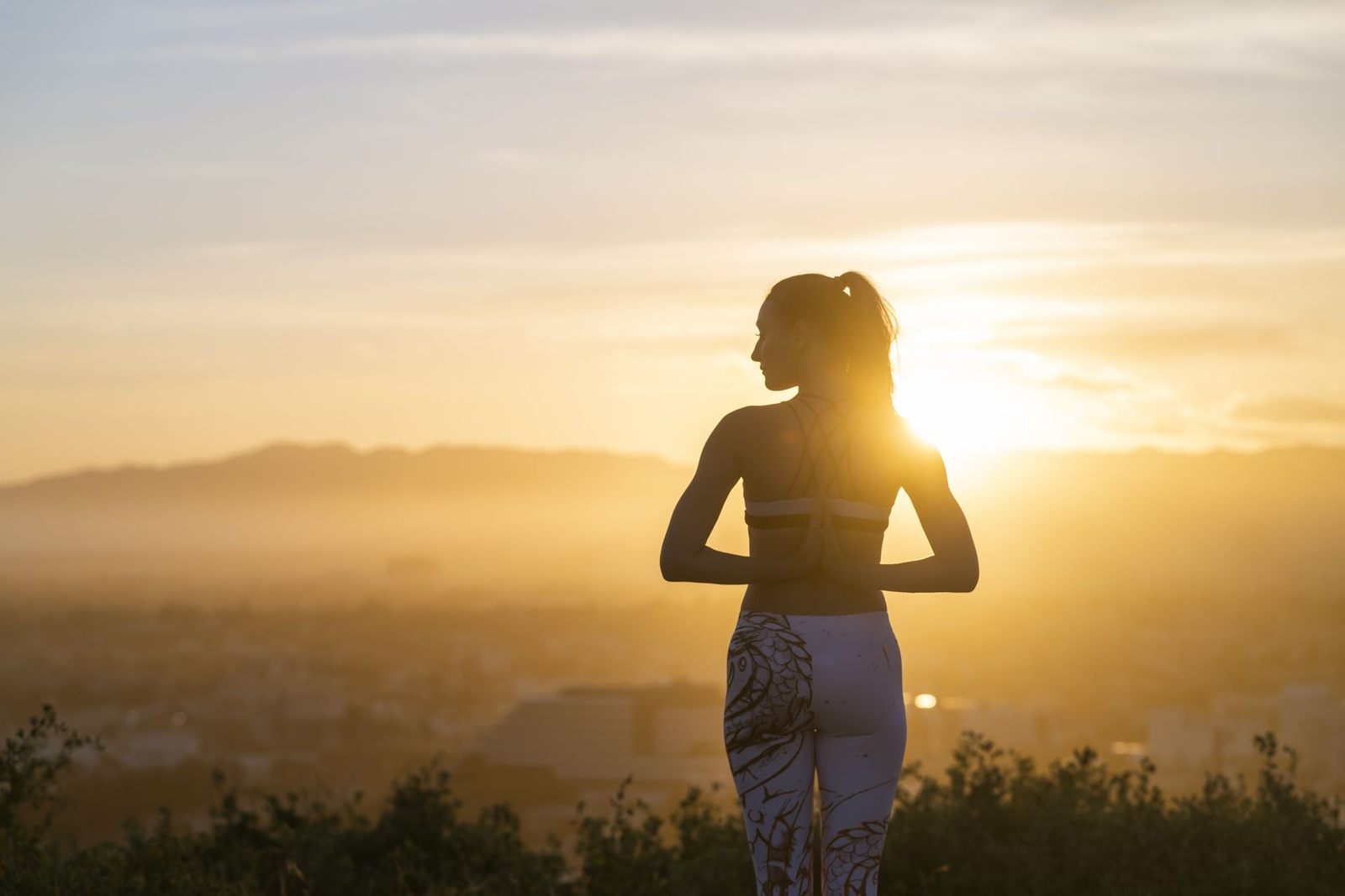 Silhouette de dos face au soleil couchant