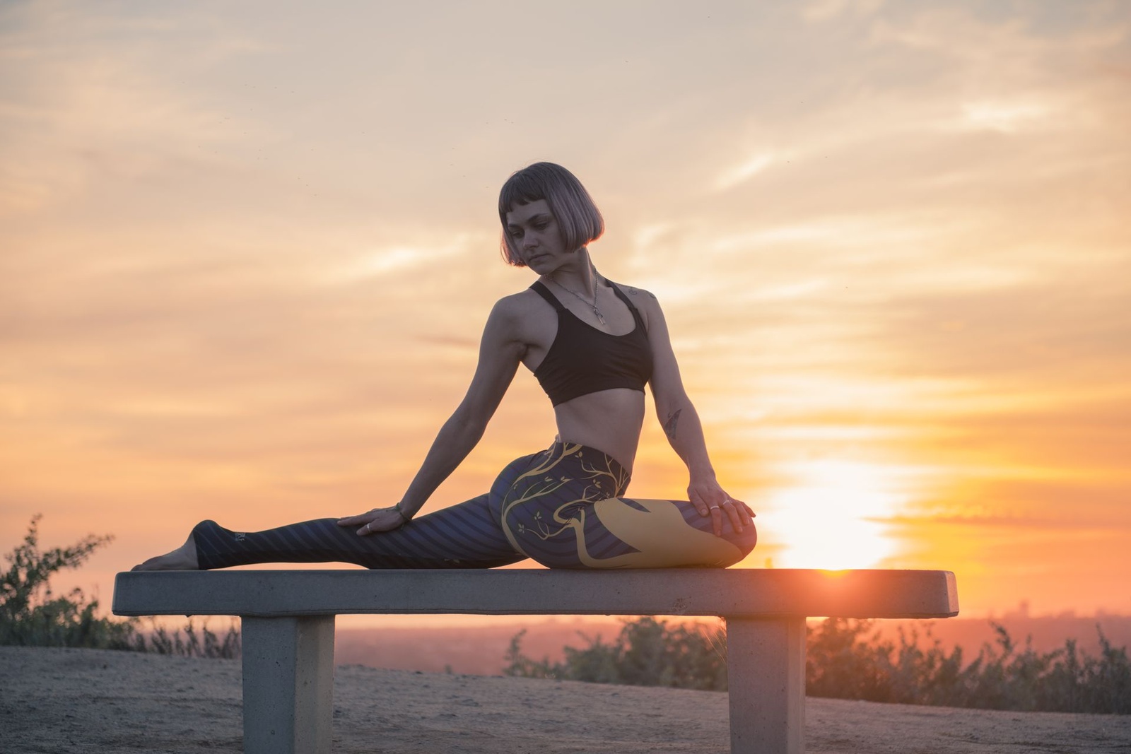 Posture assise au soleil couchant