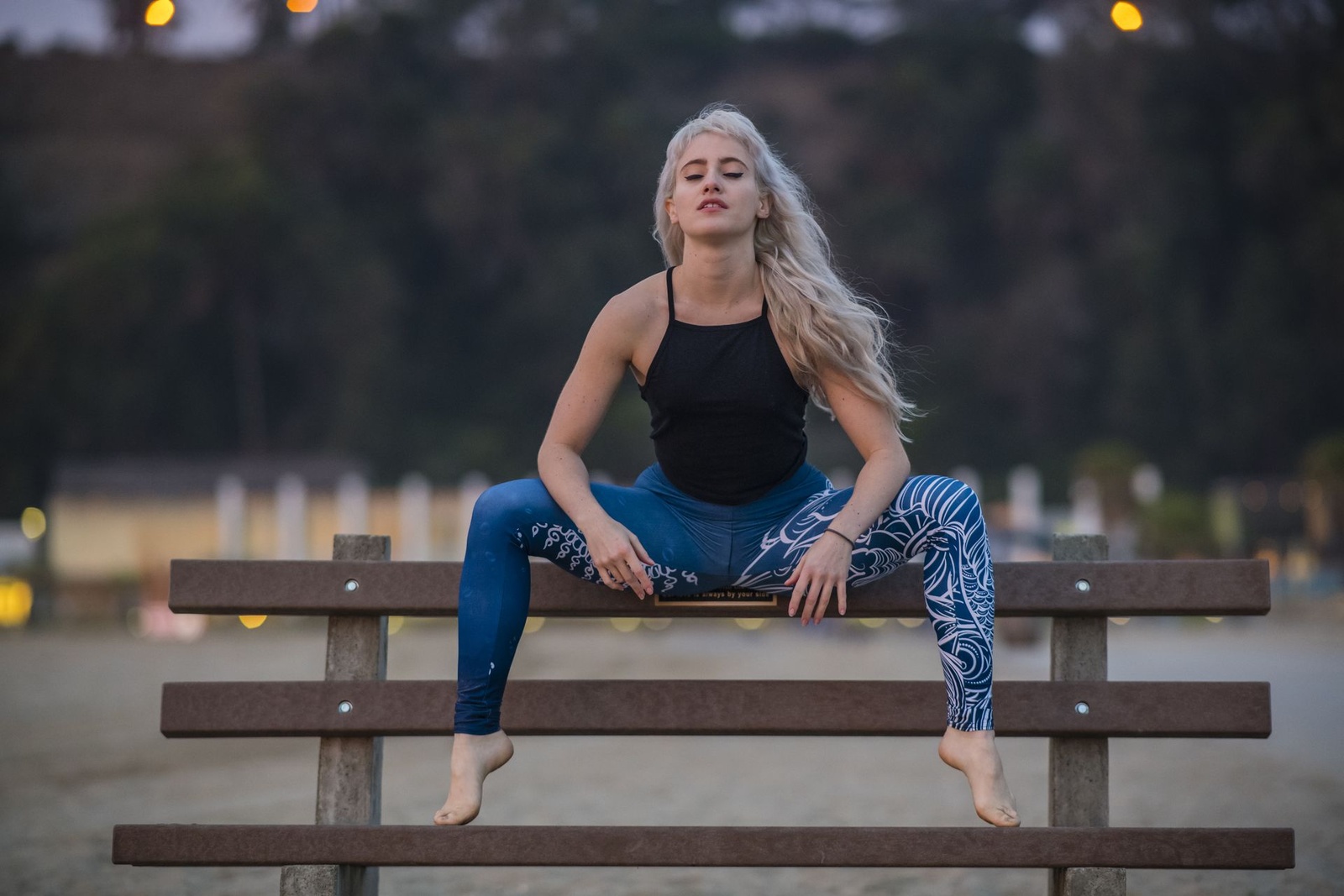 Posture assise sur un banc de plage