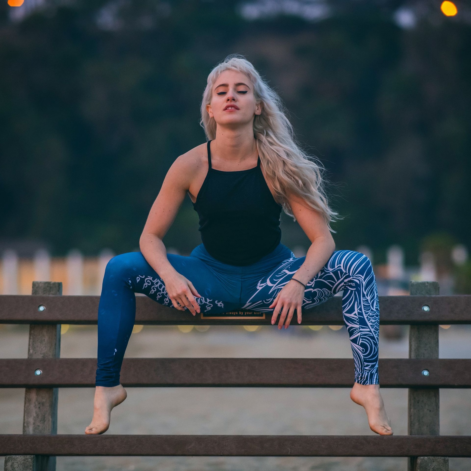 Portrait assis sur un banc