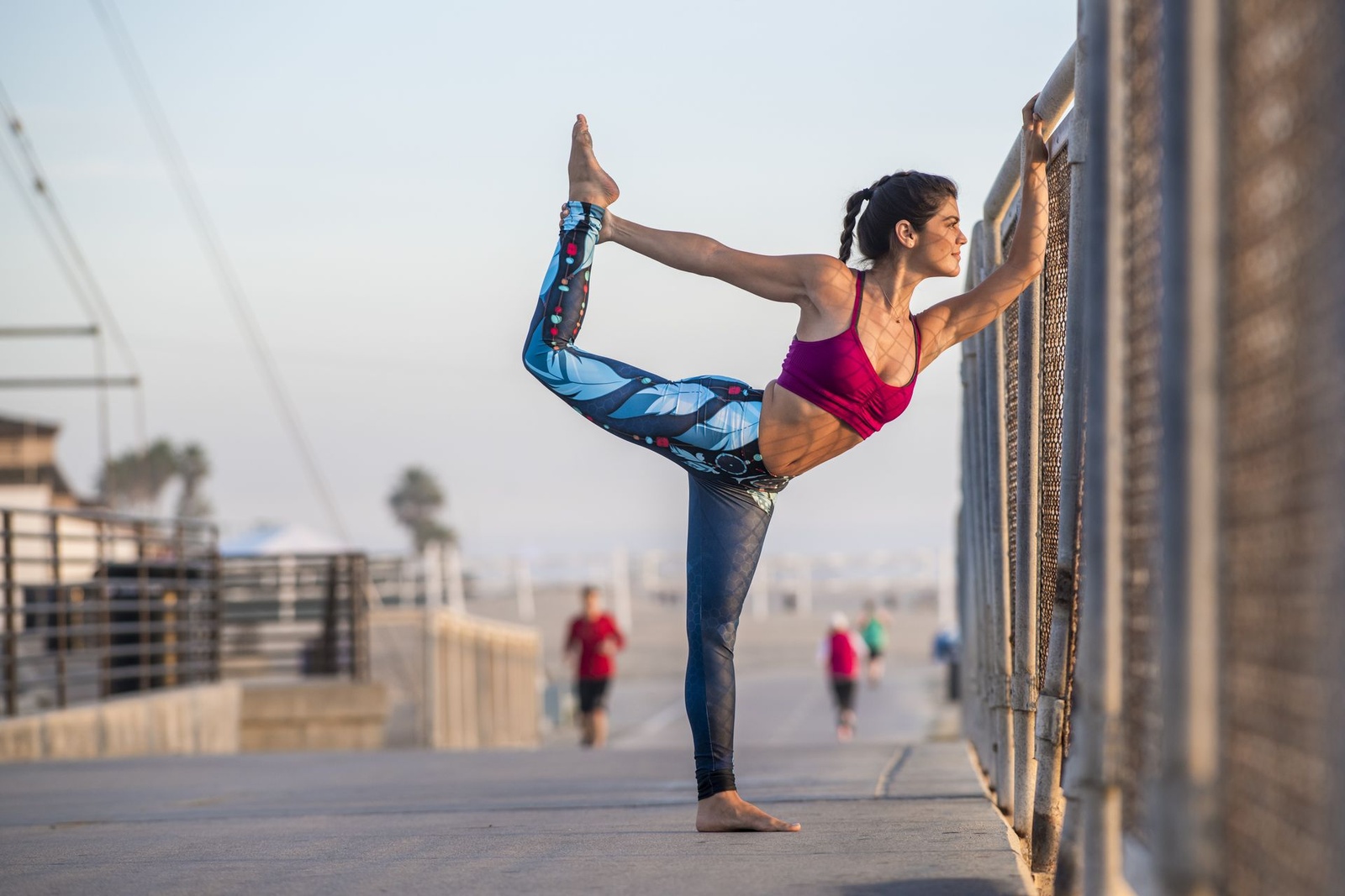 Posture du danseur contre une rambarde