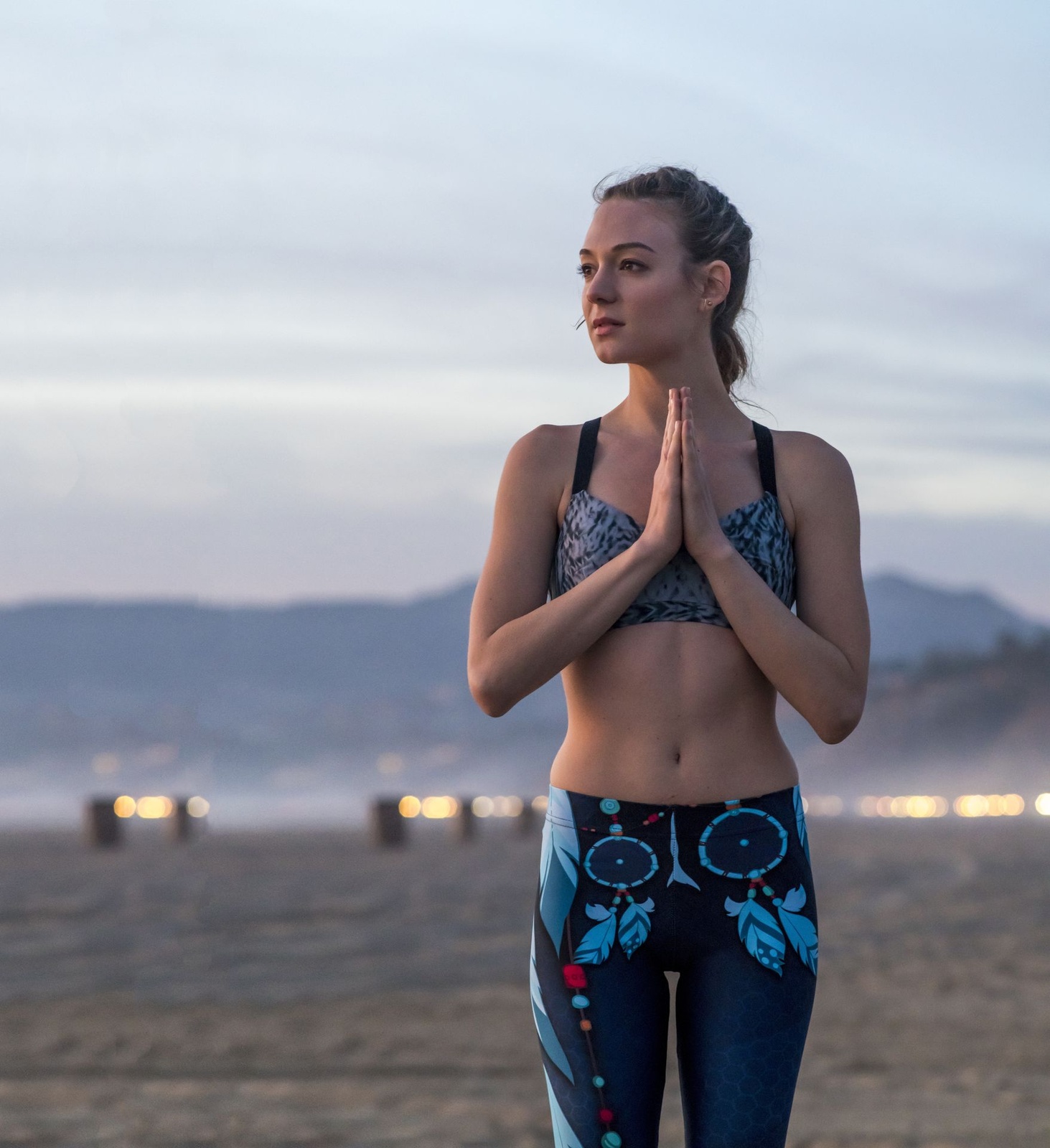 Mains jointes sur la plage au crépuscule