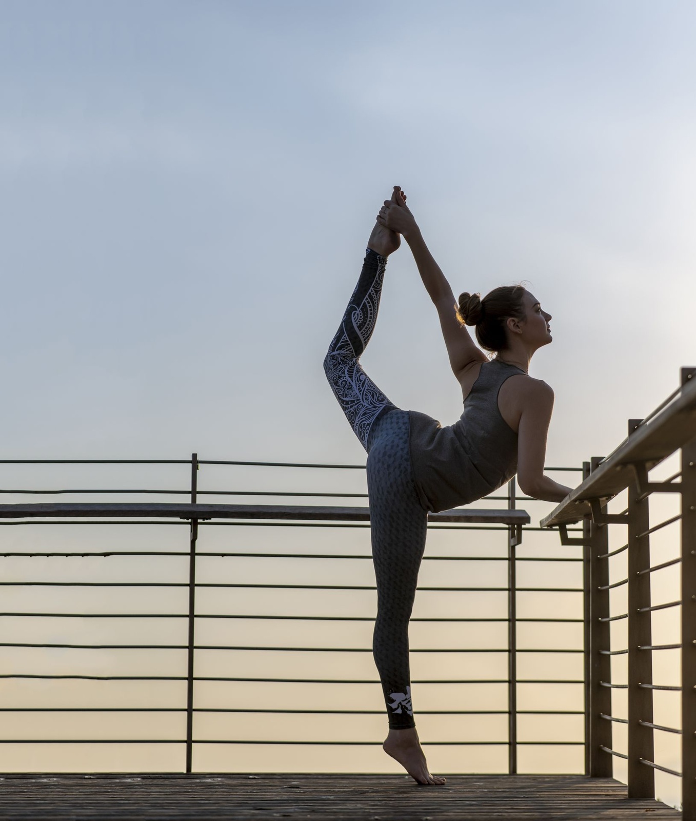 Posture du danseur contre une balustrade