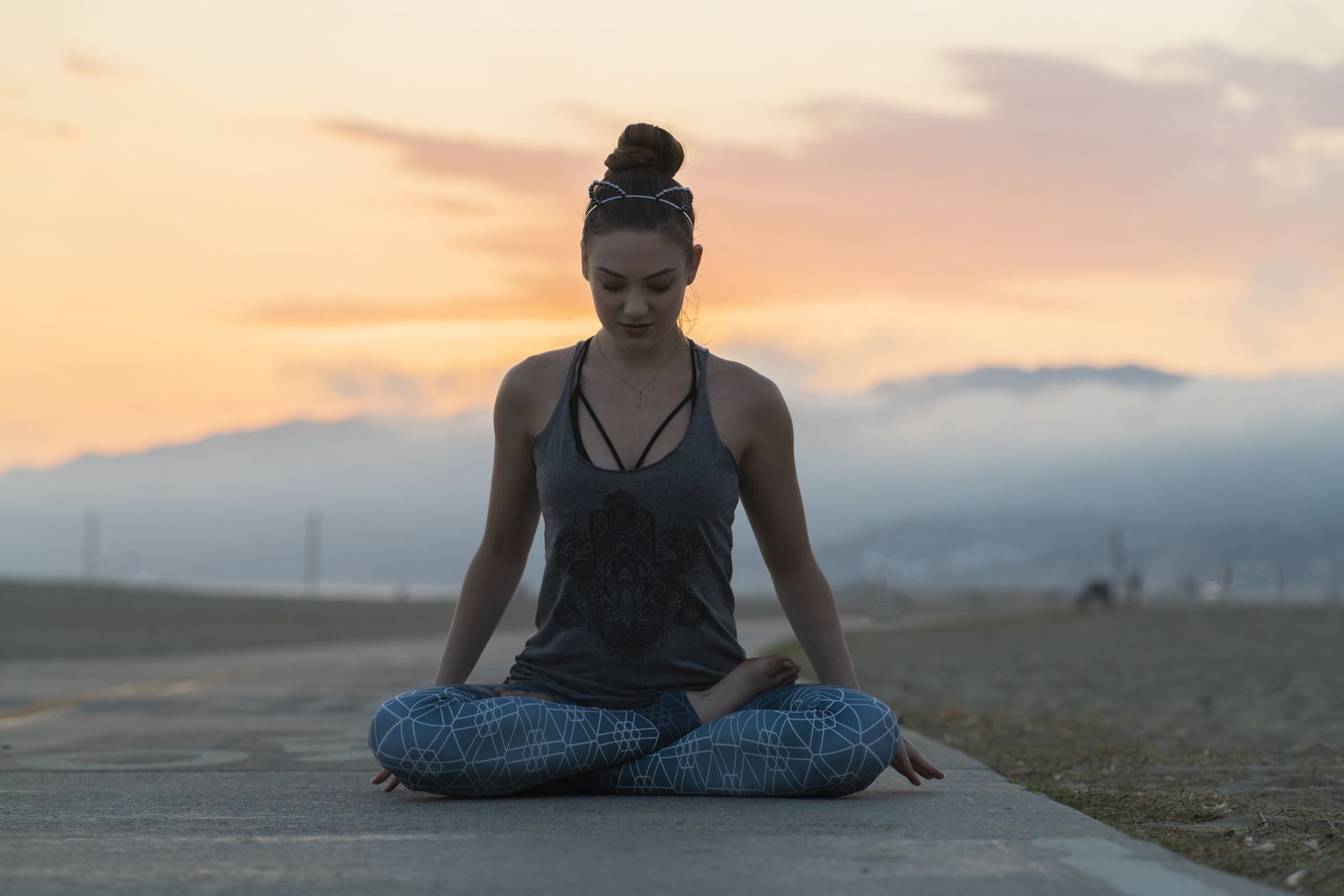 Méditation sur un muret au crépuscule