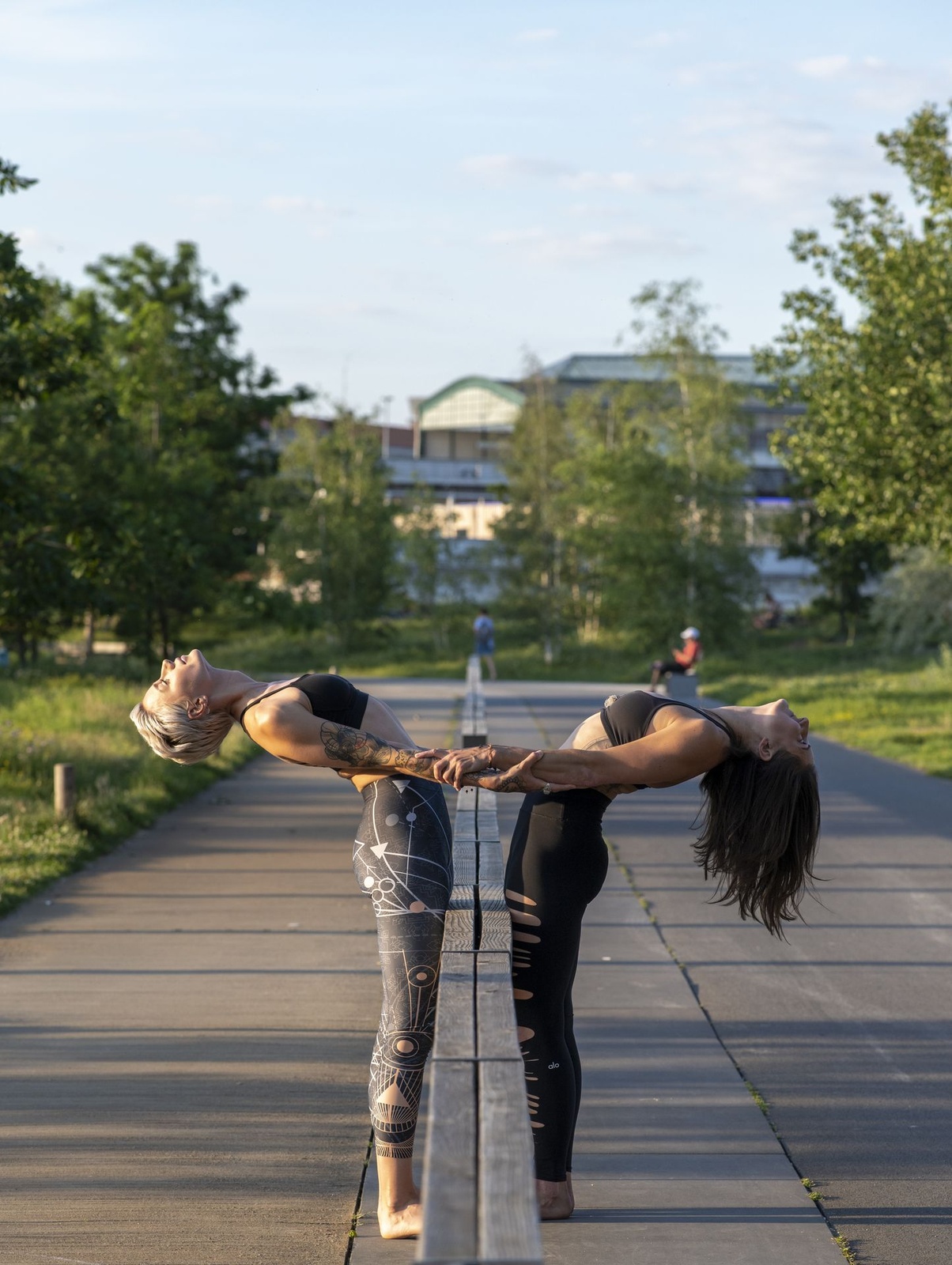 Duo en flexion arrière sur une passerelle