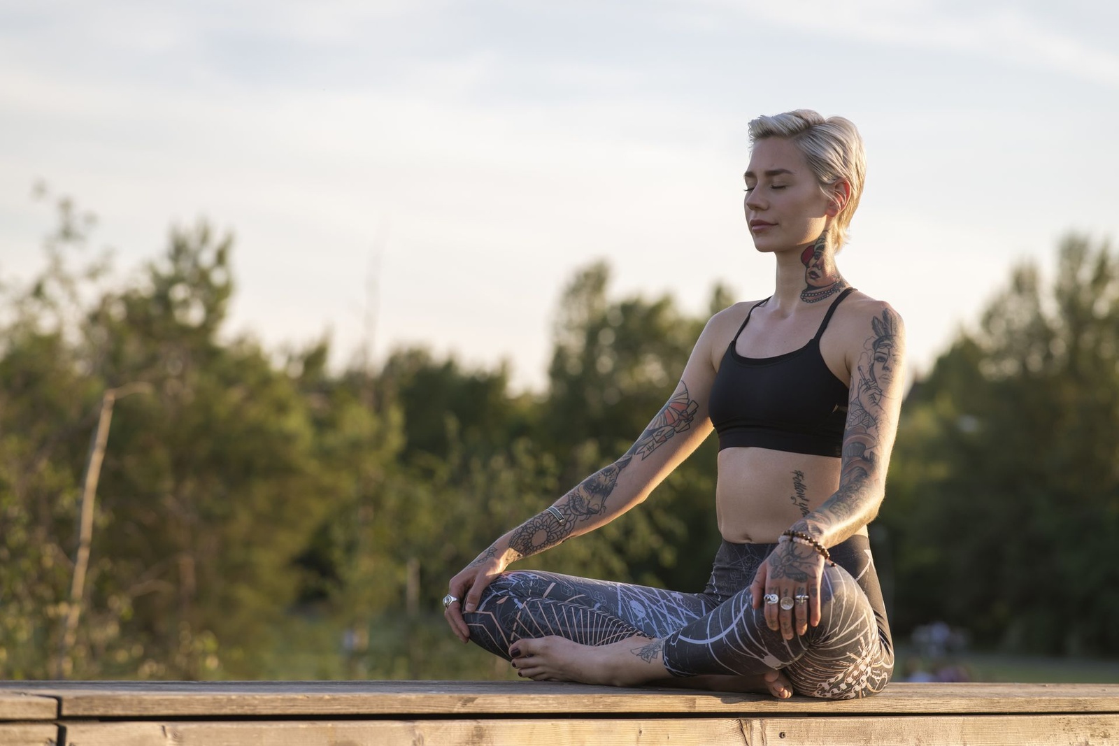 Méditation sur un banc en bois